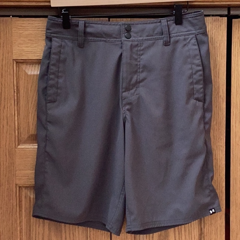 Under Armour heatgear, loose fit Men's Gray Shorts. Size 30